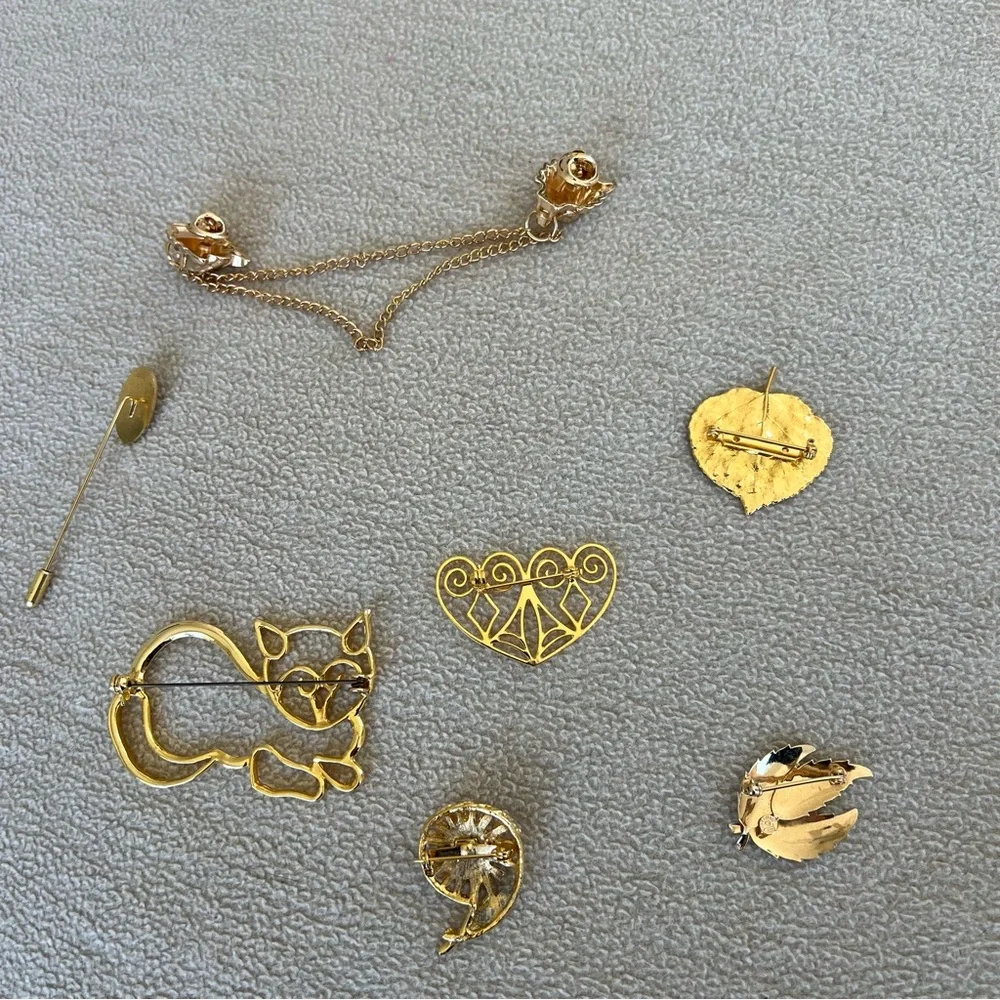 Brooch Set of seven gold tone cat wolves flower hearts leaves